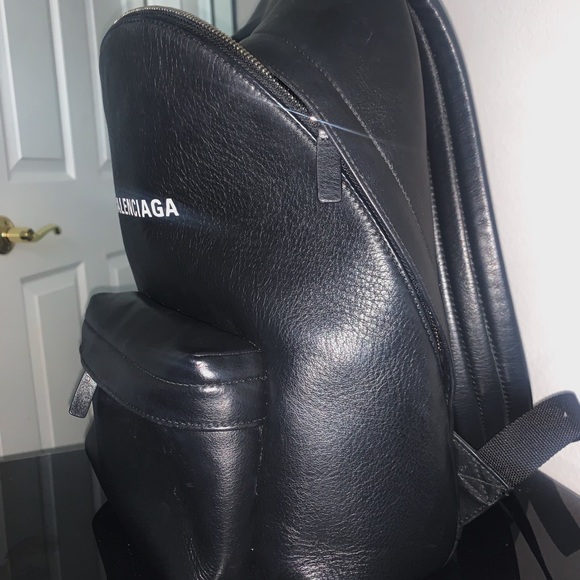 Authentic BALENCIAGA medium-sized backback. Genuine leather. Lightly used. - Picture 4 of 7